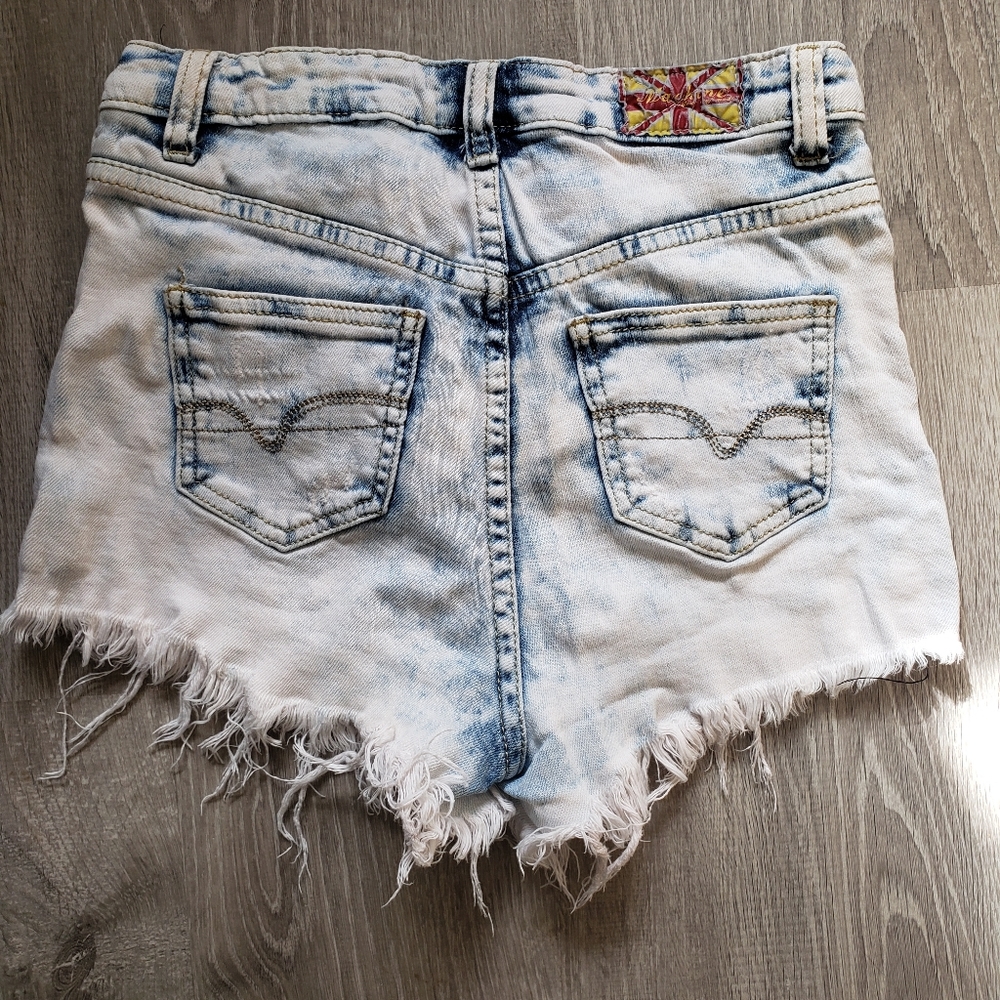Daisy Shorts - Picture 2 of 2